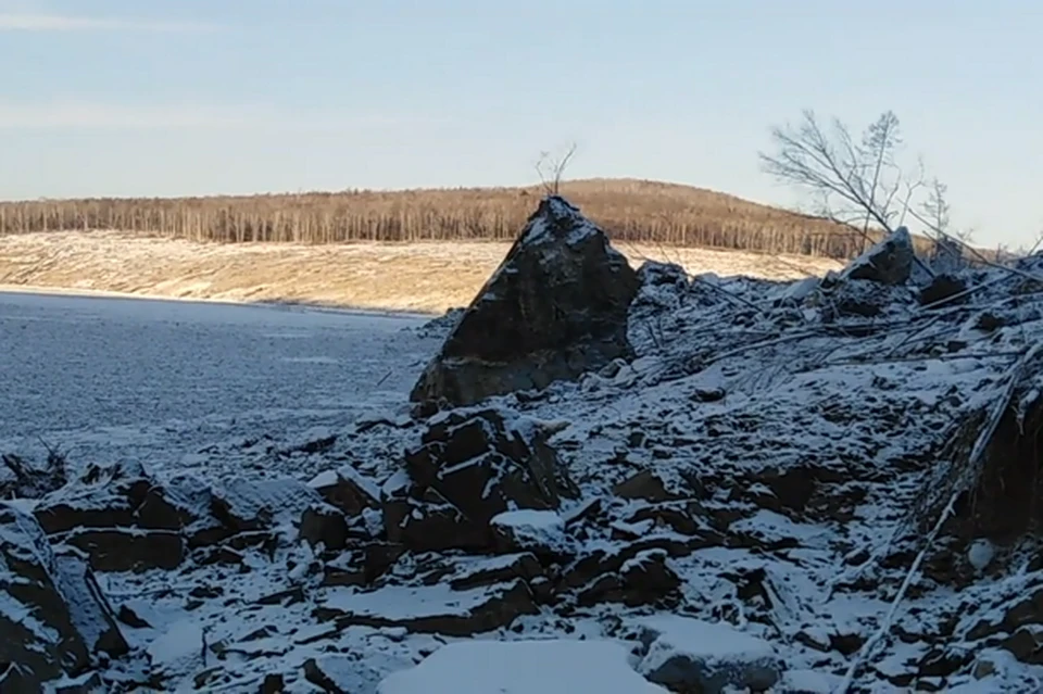 Метеорит, оползень или часть ракеты: В Хабаровском крае что-то упало с неба и разбило вершину сопки