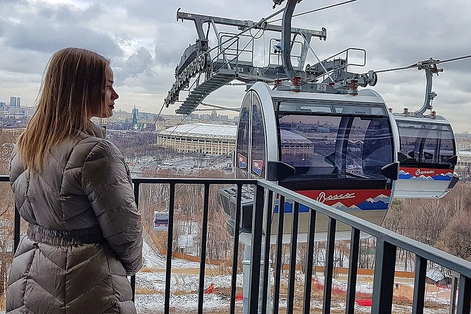Один спуск к набережной и стадиону или подъем к Воробьевым горам занимает 5 минут, маршрут туда-обратно – 10 минут