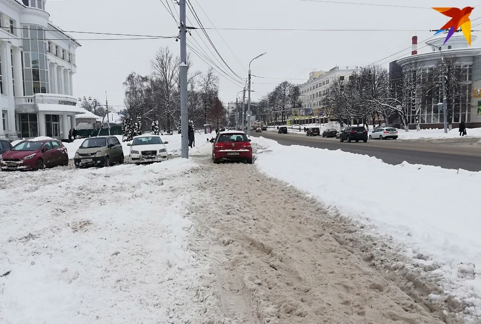 Здесь есть тротуар. И припаркованное на нем авто.