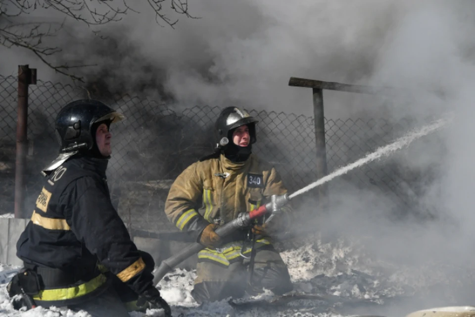 Пожар в поселке Майский Хабаровского края: огонь уничтожил десятки строений и два дачных дома