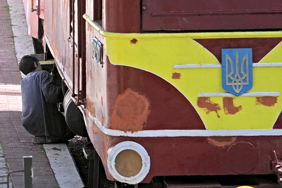 Несмотря на острую нужду «Укрзализницы» в запчастях и подвижном составе, Киев продлил запрет на ввоз из России железнодорожных локомотивов, поездов, вагонов. Фото: Дацковский Павел