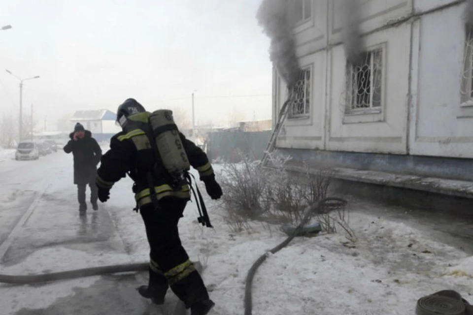 Пожар в многоквартирном доме в Усолье-Сибирском: из огня спасены 9 жильцов. Фото: ГУ МЧС России по Иркутской области.