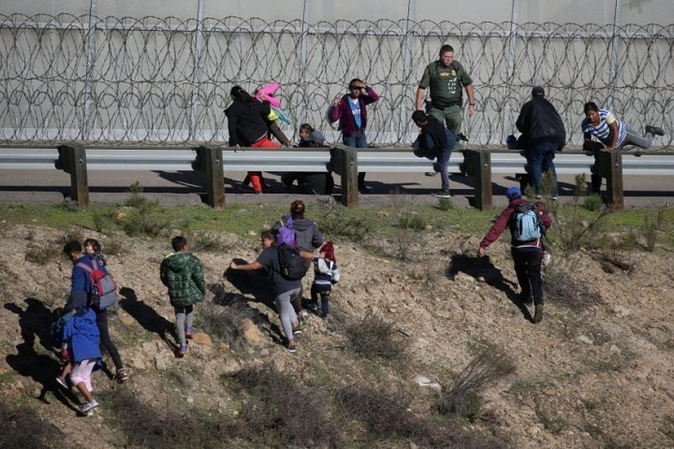 Американо-мексиканскую границу регулярно штурмуют нелегальные мигранты