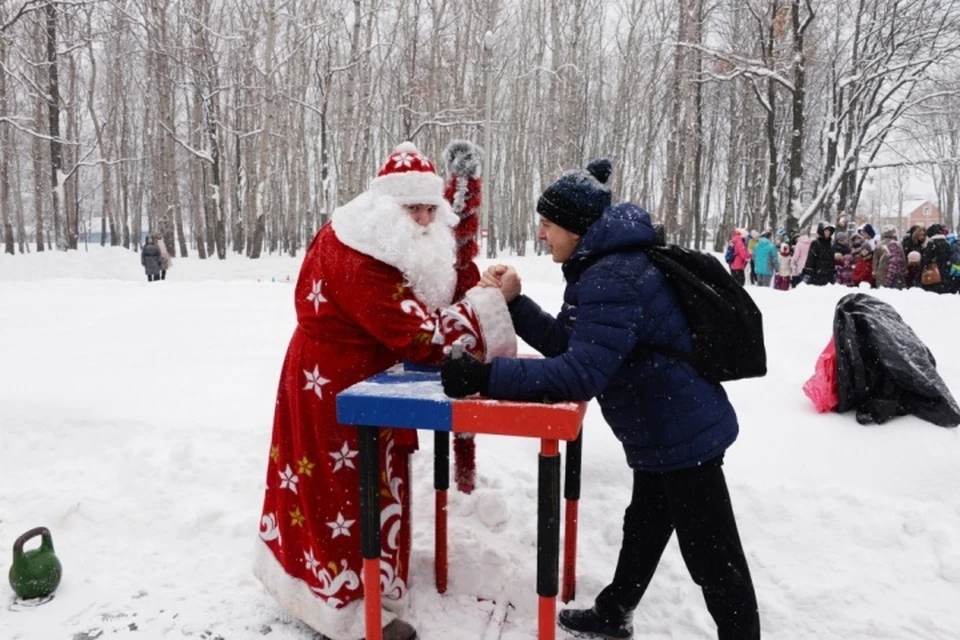 Подростки пытались победить Деда Мороза в армрестлинге.
