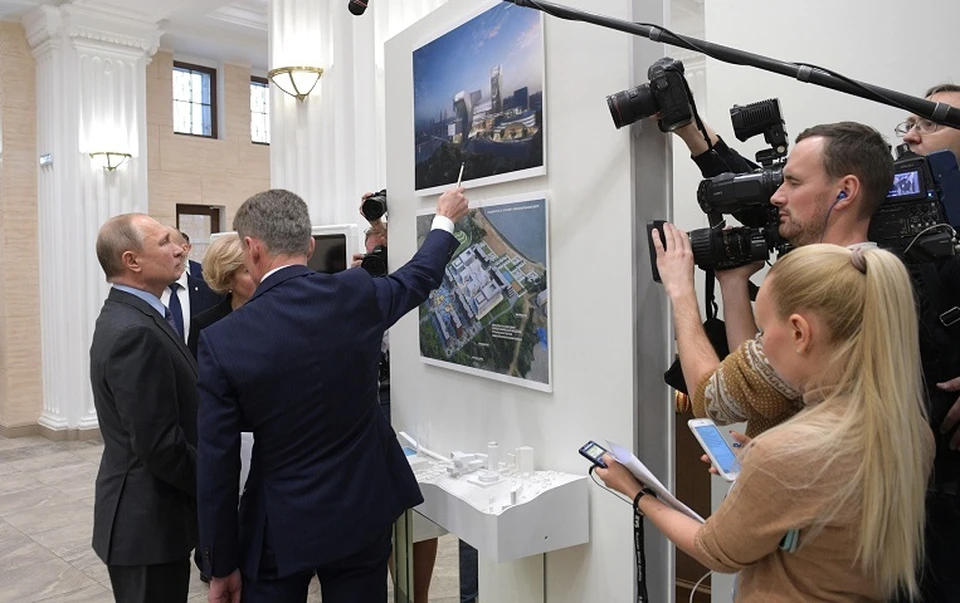 Перед началом совещания Владимир Путин осмотрел макеты создаваемых центров. Пояснения даёт губернатор Приморского края Олег Кожемяко.