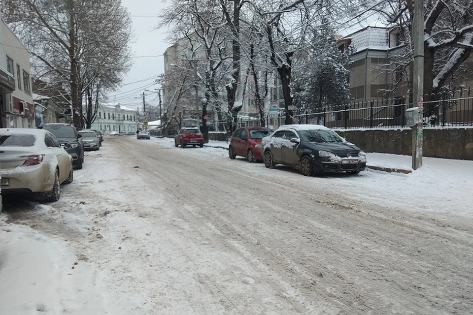 На центральных улицах столицы РК снег лежит уже несколько дней.