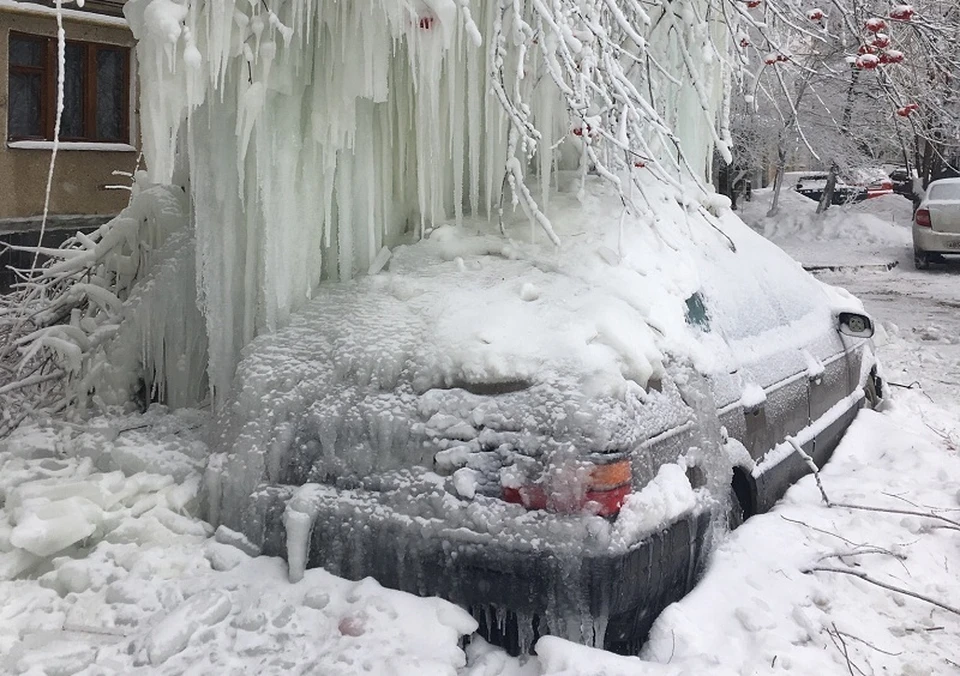 Вмерзшая машина на Топольчанской. Фото из соцсетей