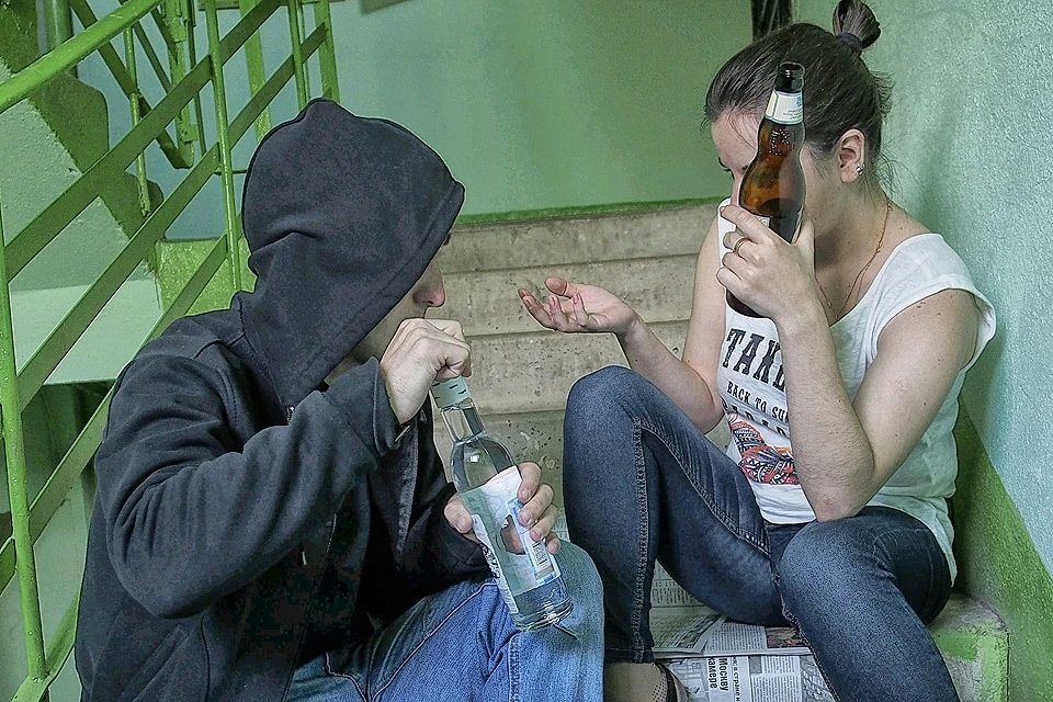 В Госдуме предложили приучать подростков к употреблению алкоголя в семье.