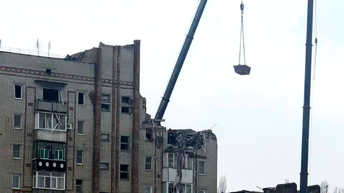 Источником взрыва в девятиэтажке в Шахтах могла стать оставленная на ночь  для обогрева газовая плита - KP.RU