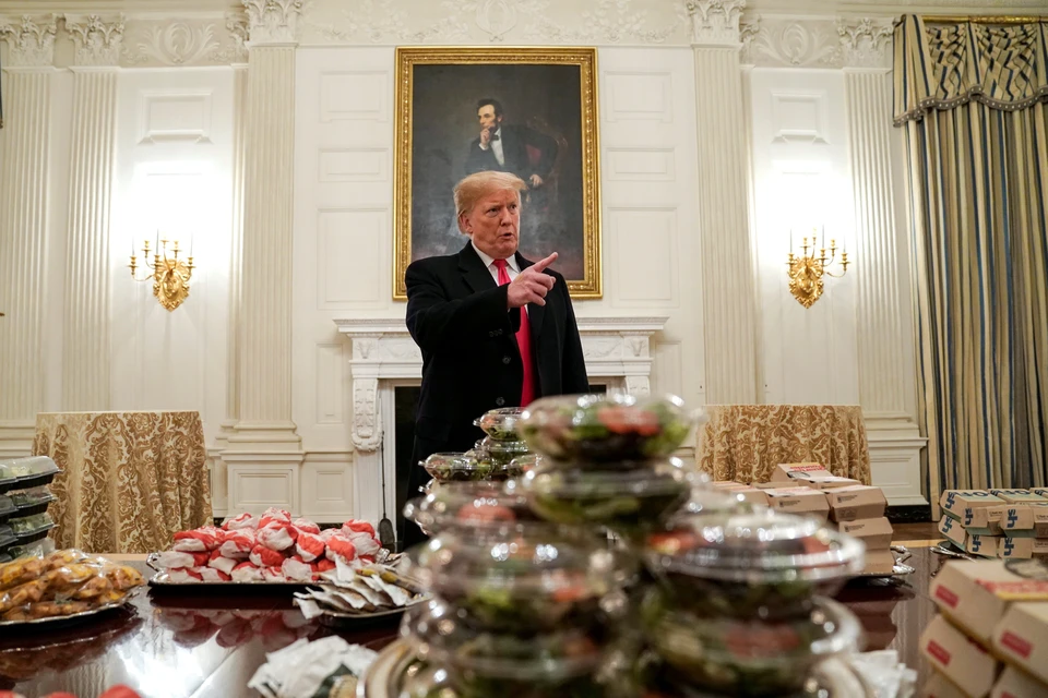 Гостей Белого дома с подачи президента США накормили фастфудом.