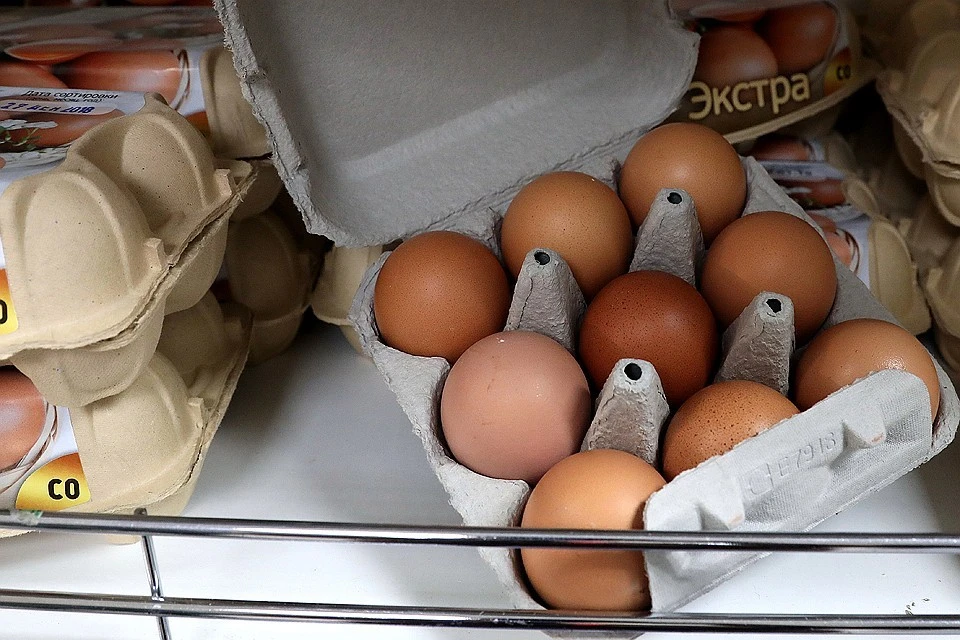 Продажа упаковки яиц нового формата в Санкт-Петербурге. Фото Светлана Холявчук/Интерпресс/ТАСС