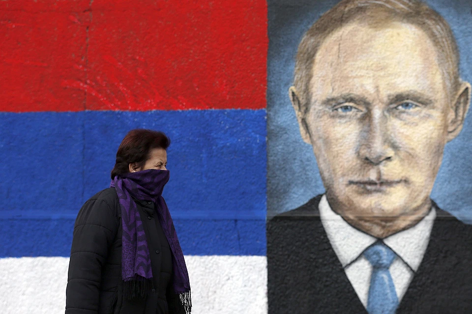 Уличный рисунок с портретом российского президента в центре Белграда.