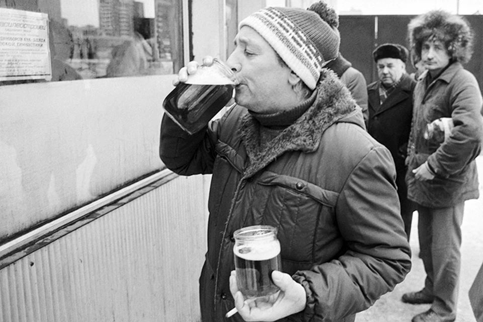 Пиво в СССР стоило 37копеек за поллитра, что в нынешних рублях обошлось бы в 150 рублей. И пиво это часто было дрянного качества