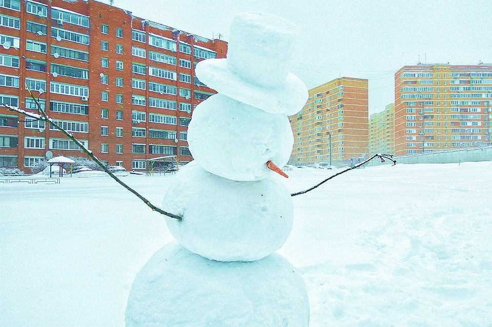 Для участия в конкурсе нужно нарисовать снеговика Фото: Иван МАКЕЕВ