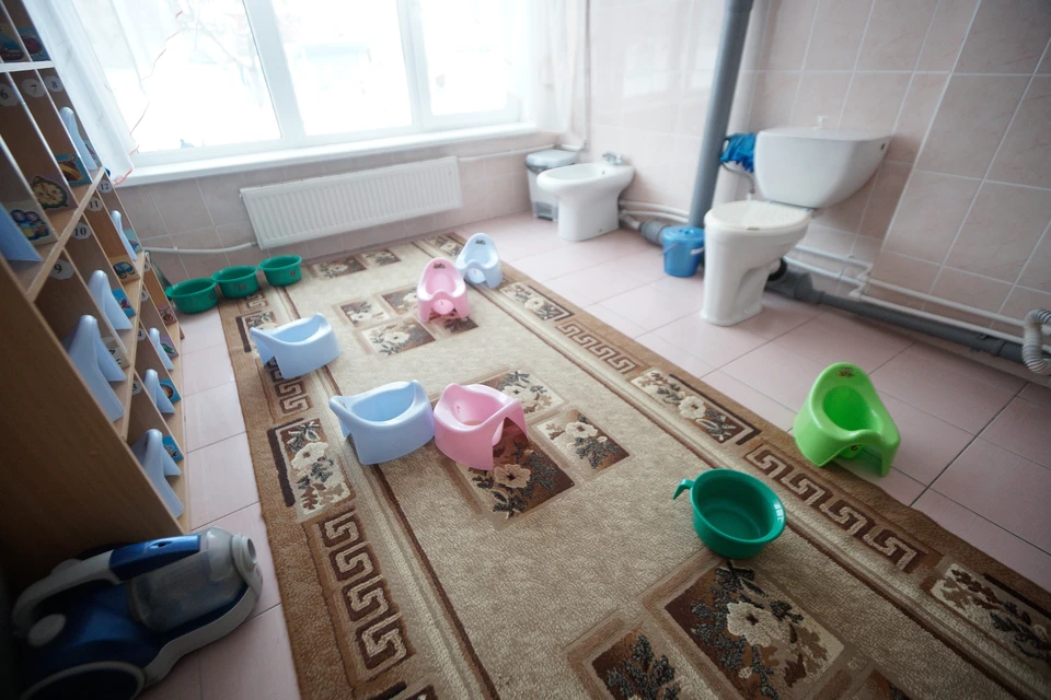 В детском саду Петербурга нянечка заставила девочек отмывать стены от фекалий холодной водой.