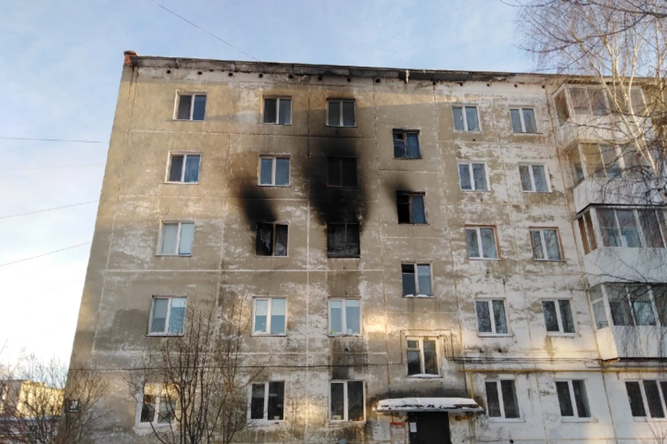 Из-за пожара также пострадали квартиры этажом выше и ниже той, что горела. Фото: Татьяна Шнянина