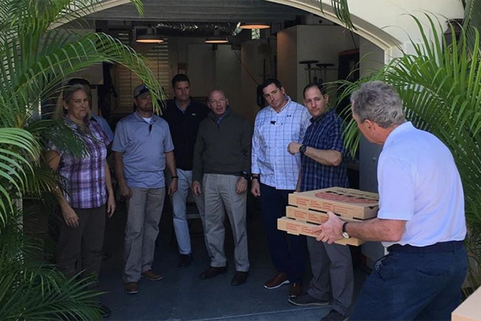 В 27-й день вынужденного отпуска федеральных служащих в США бывший президент страны Джордж Буш решил накормить их пиццей