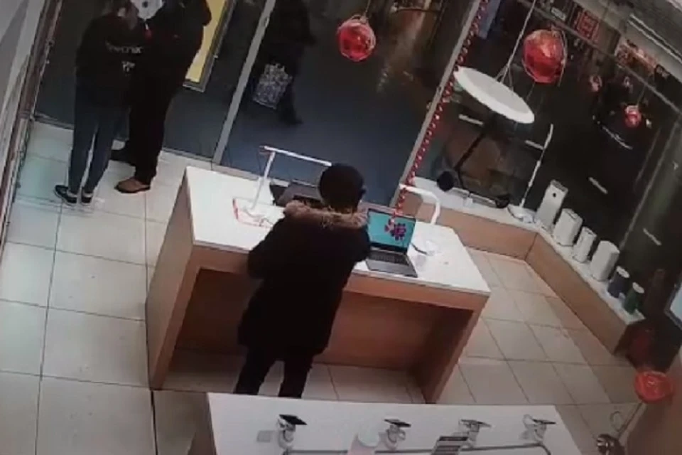 В Петербурге двое украли дорогостоящий ноутбук из магазина Фото: Скрин-шот видео