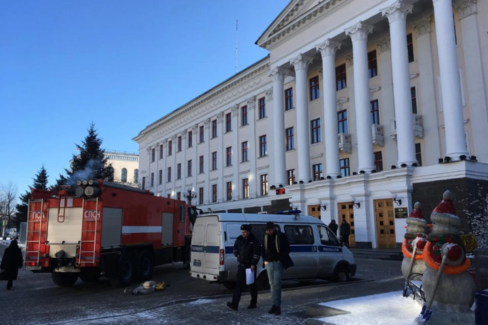 Волна электронного терроризма докатилась до Хабаровска: эвакуированы школы и мэрия