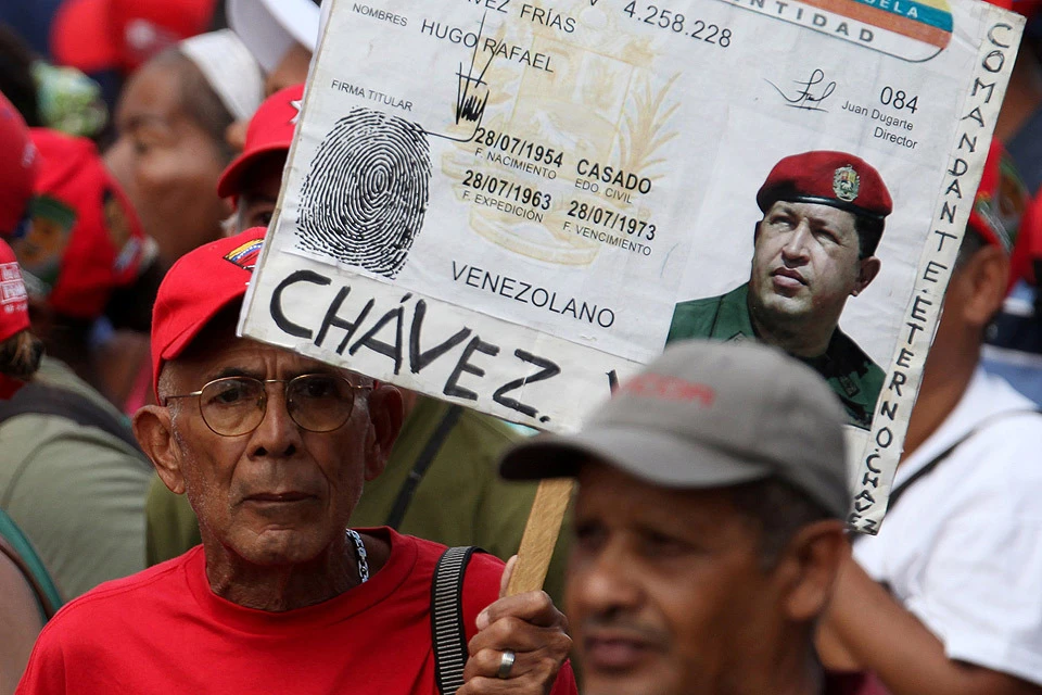 Сторонники Николаса Мадуро выходят на митинги с портретами его предшественника Уго Чавеса.