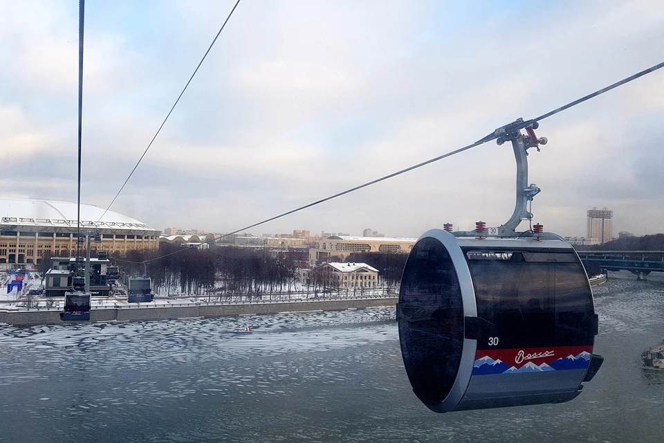 Московскую канатную дорогу построили над Москвой-рекой, чтобы связать смотровую площадку на Воробьевых горах со стадионом «Лужники».
