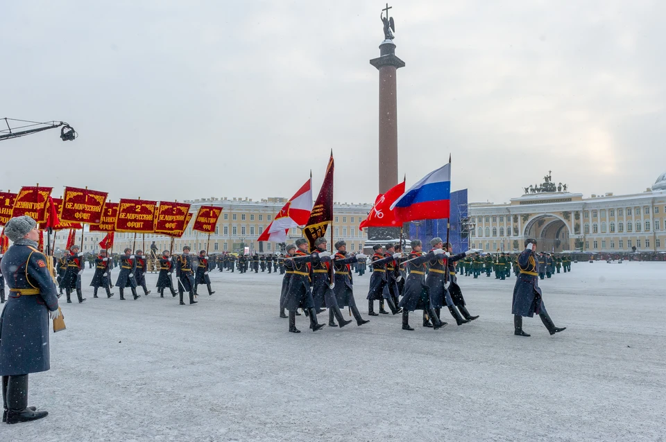 Главным событием дня стал парад на Дворцовой площади.