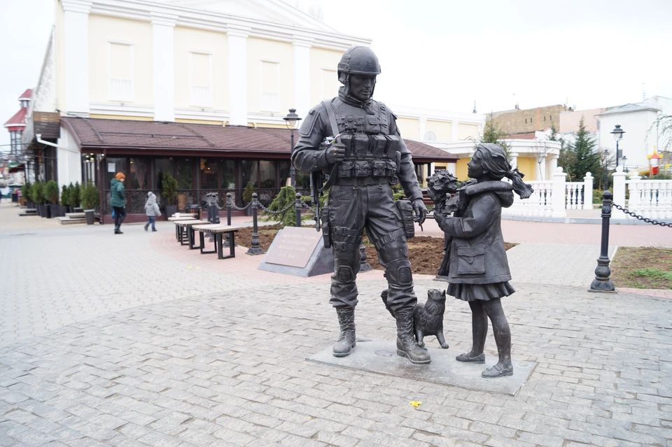 Памятник стоит в центре Симферополя, недалеко от здания парламента
