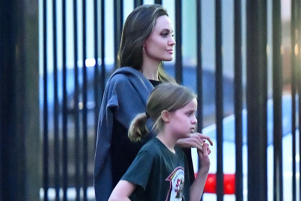 Анджелина Джоли сводила дочь Вивьен на тренировку.