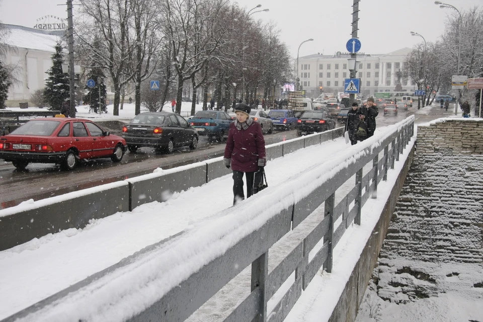 Активисты оценили качество уборки мостов Пскова от снега.