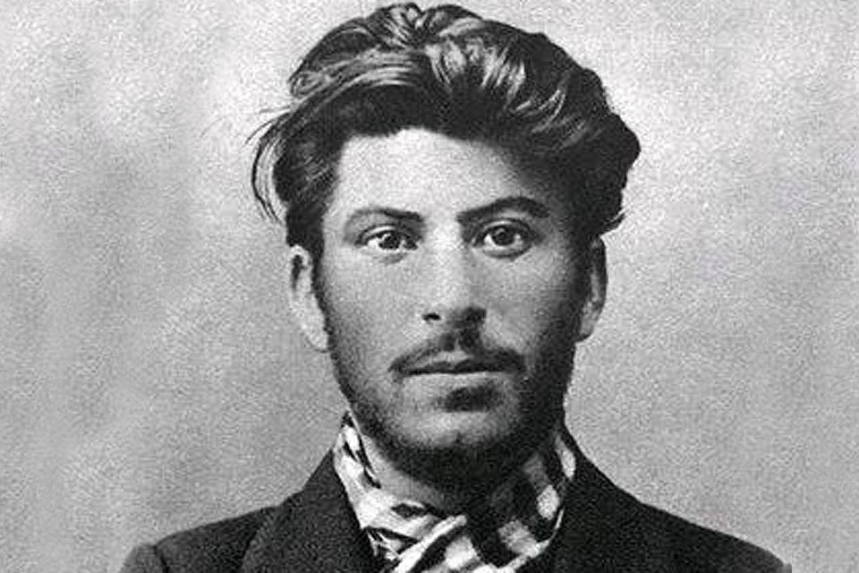 Фотография молодого Сталина произвела фурор среди геев.