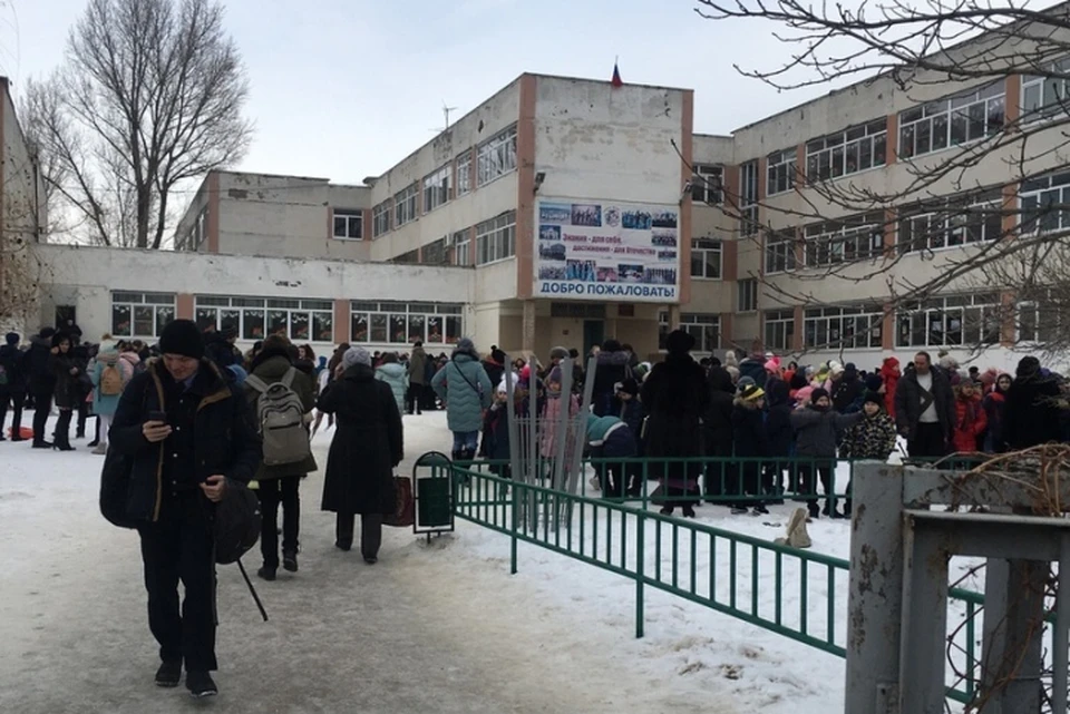 Эвакуация в школе №54. Фото: Сергей Самсонов