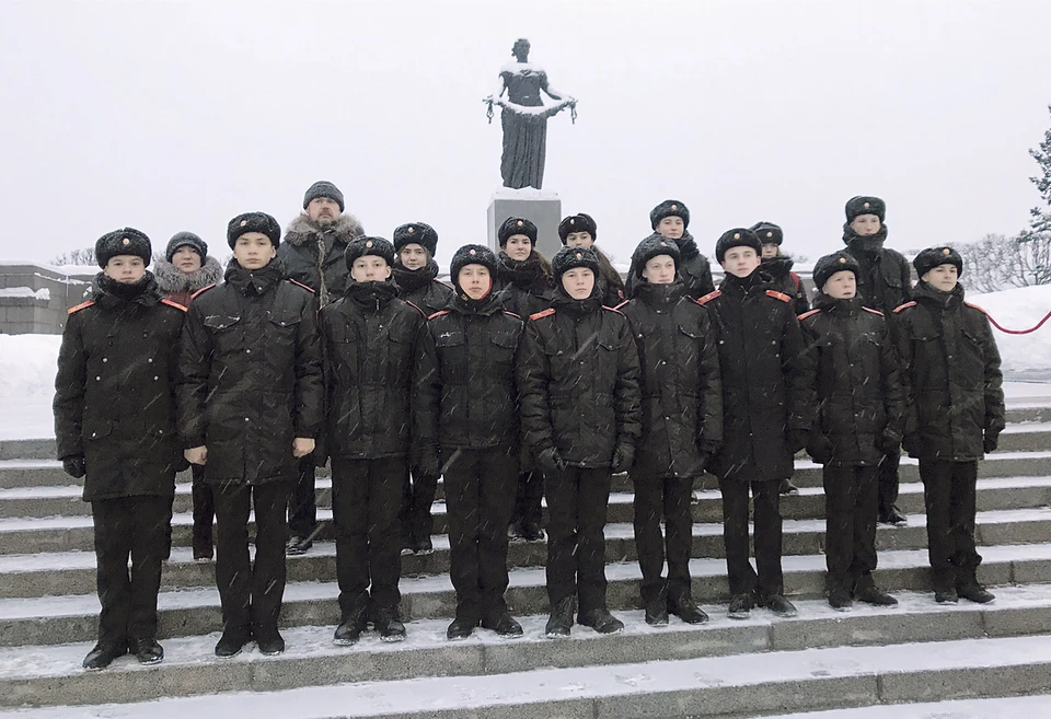 Кадеты на Пискаревском кладбище в Санкт-Петербурге.