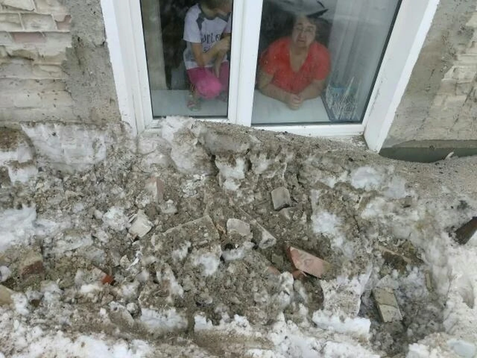 Жители дома на Краевой живут теперь без света и отопления. Фото "Пятого" канала