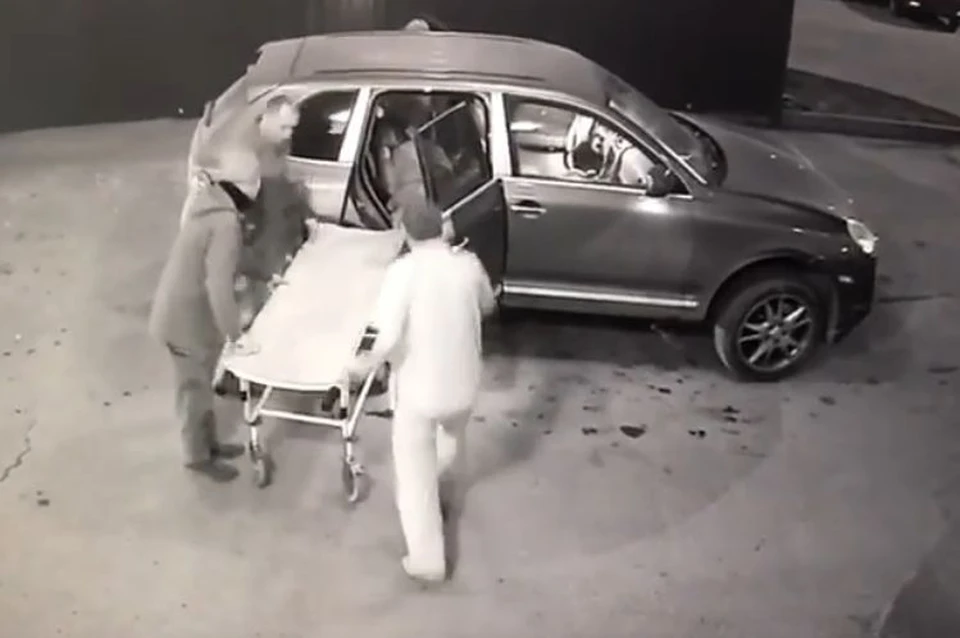 Машина привезла тело убитого прямо под больницу. Стоп-кадр из видео Elena Bliznetc, YouTube.
