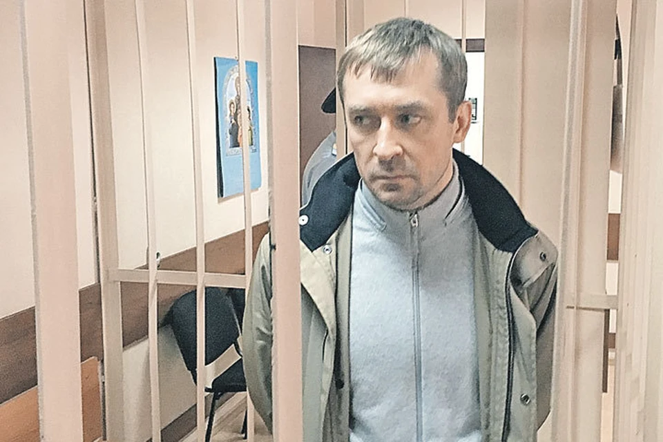 Кто же не знает Дмитрия Захарченко! Это полковник полиции, сотрудник антикоррупционного главка МВД России. Тот самый, у которого дома нашли наличности на 8 млрд рублей.