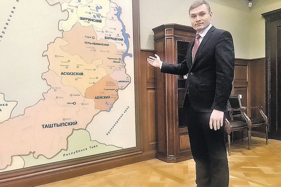 31-летний коммунист Валентин Коновалов показывает журналисту «КП» свои новые «владения» - кабинет губернатора и карту Хакасии