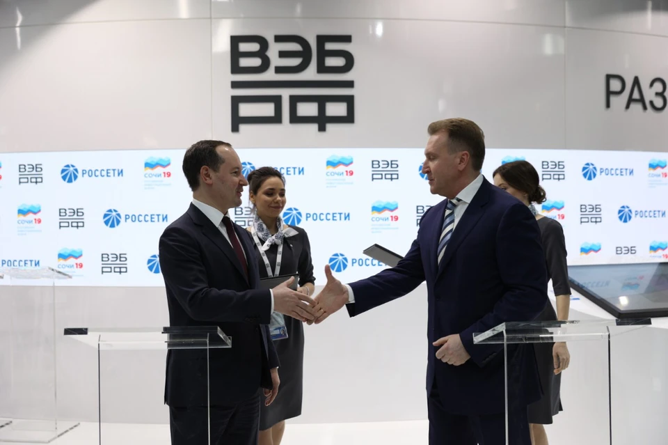 Павел Ливинский (слева) и Игорь Шувалов подписали меморандум о сотрудничестве. Фото предоставлено пресс-службой ПАО "Россети"