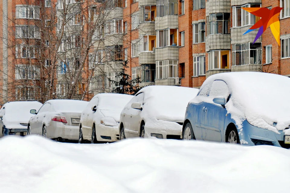 Коммерческий транспорт во дворе жилого дома