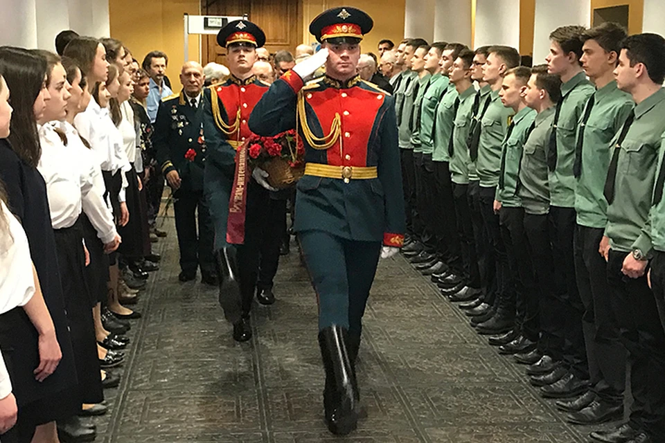 Почетный караул Преображенского полка чеканит шаг вдоль строя студентов