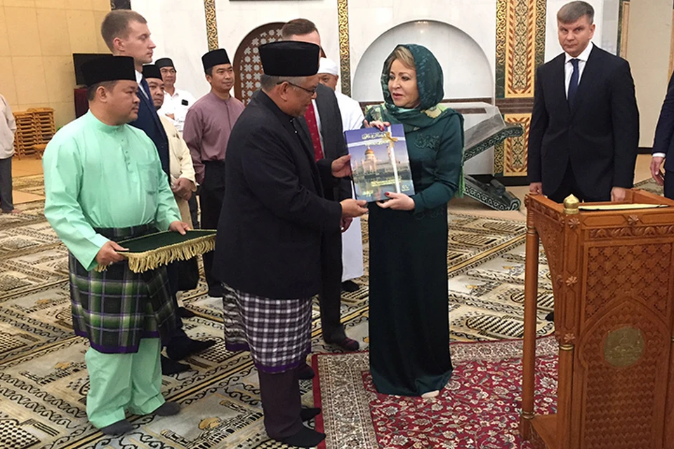 Валентина Матвиенко подарила имаму мечети султана Хассана Болкиаха книгу о мечетях в России