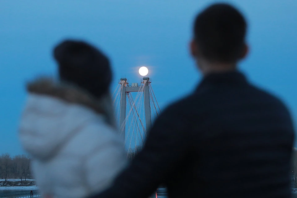 В ночь на среду россияне смогут наблюдать рекордно большую луну.