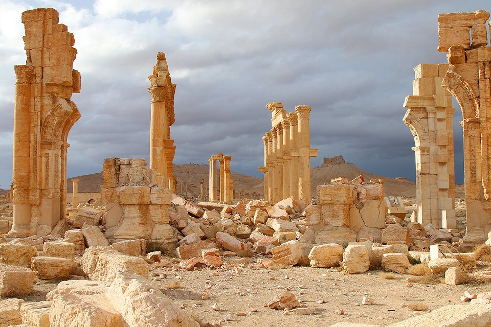 Развалины древней Пальмиры в Сирии, изрядно потрепанные вандалами Исламского государства (организация запрещена в РФ).