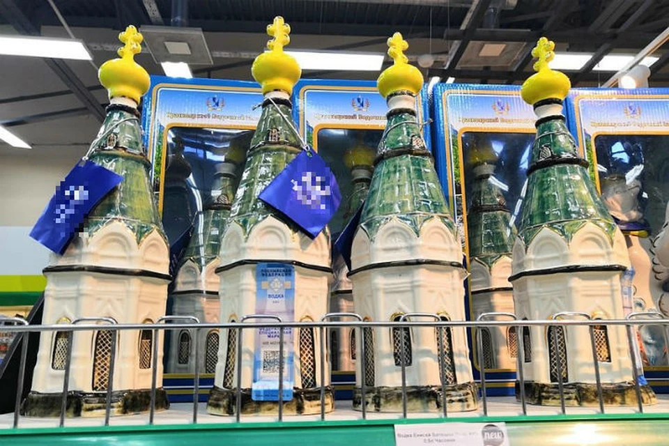 Бутылка спиртного в виде часовни Параскевы Пятницы возмутила православных верующих Фото: соцсети