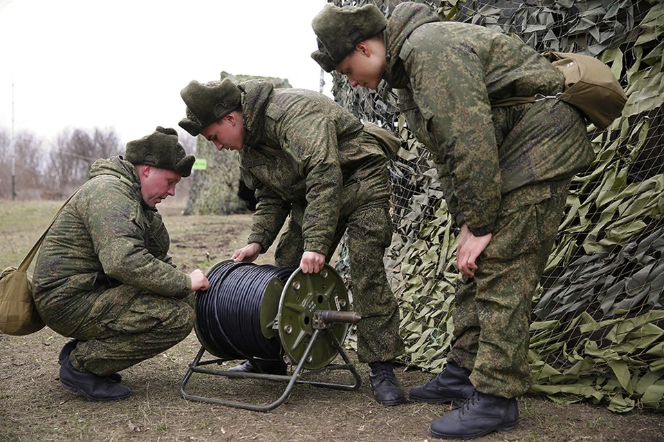 Войска связи есть. Войска связи. Военный Связист. Связисты войска. Военные Связисты России.