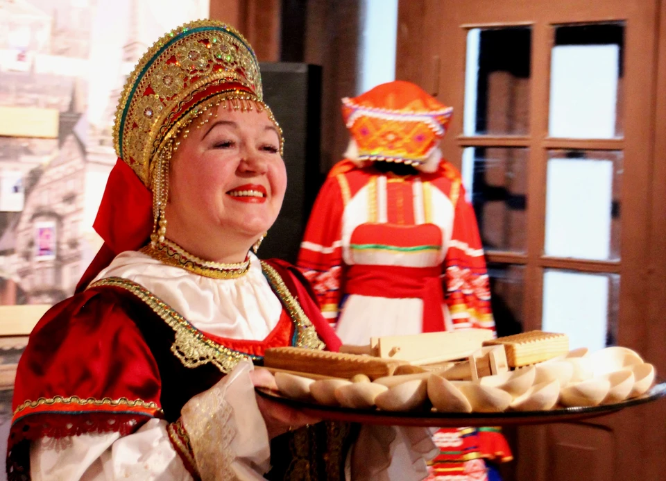 В музее традиций «Рязанские хоромы» обаятельная ведущая радушно встречает гостей на интерактивных представлениях.
