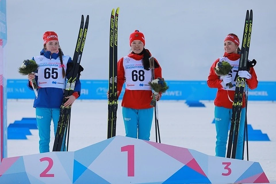 Российские лыжницы забрали полный комплект наград