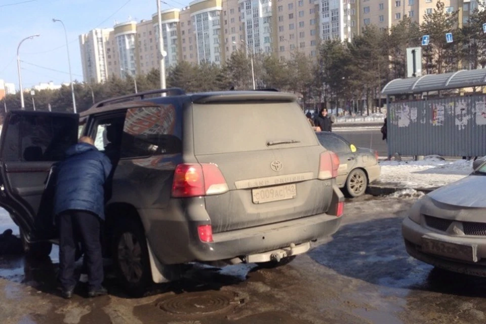 Парня насильно усадили во внедорожник и увезли Фото: "Инцидент Кемерово"