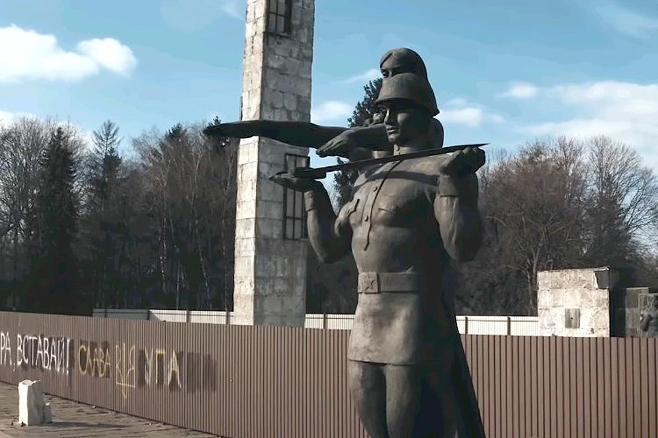 Монумент славы за несколько дней до сноса стелы. Фото nebo.lviv.ua / Youtube