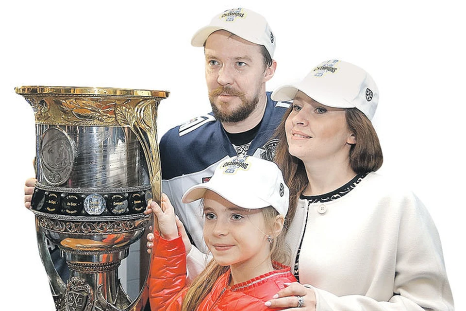 Все свои победы хоккеист Сергей Мозякин посвящает жене Юлии и дочери Даше.