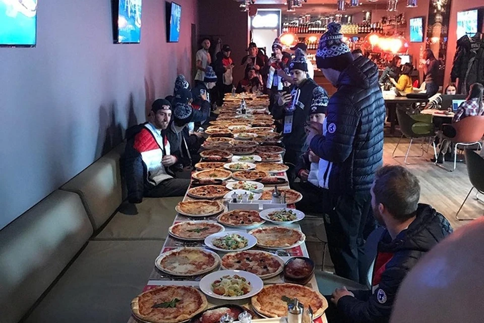 34 американца съели зараз 60 пицц и спели «Happy Birthday». Фото: Инстаграм